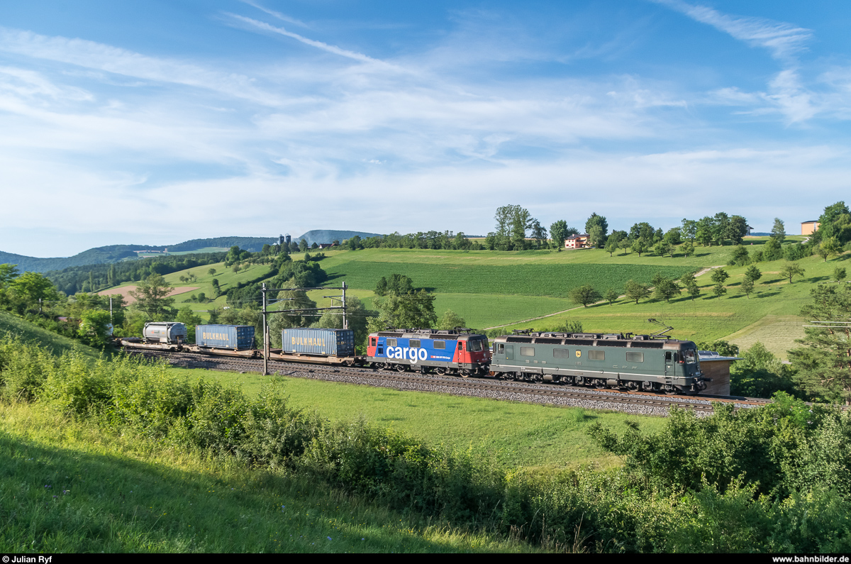 Die letzte grüne Re 6/6, 11663  Eglisau , fährt am 5. Juli 2017 zusammen mit einer Re 4/4 II und einem UKV-Zug bei Zeihen südwärts.