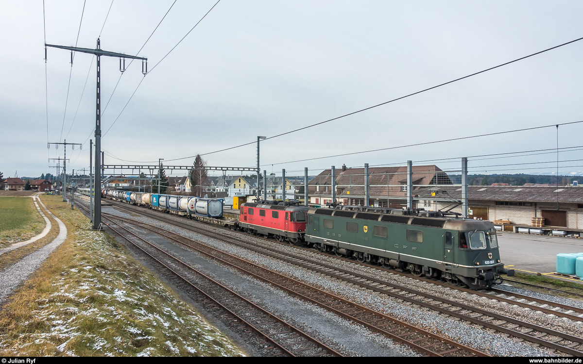 Die letzte grüne Re 6/6 - 11663  Eglisau  - ist am 29. Dezember 2017 zusammen mit einer Re 4/4 II vor einem UKV-Zug unterwegs Richtung Basel. Aufgenommen bei der Durchfahrt im Bahnhof Hindelbank.