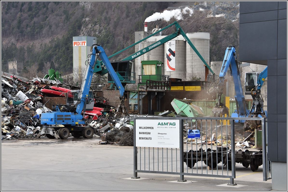 Die letzten Reste der EW I A1224 und B2364 sind noch zu erkennen und zwei gerettete Drehgestelle bei A&M Recycling in Untervaz-Trimmis. (15.03.2018)