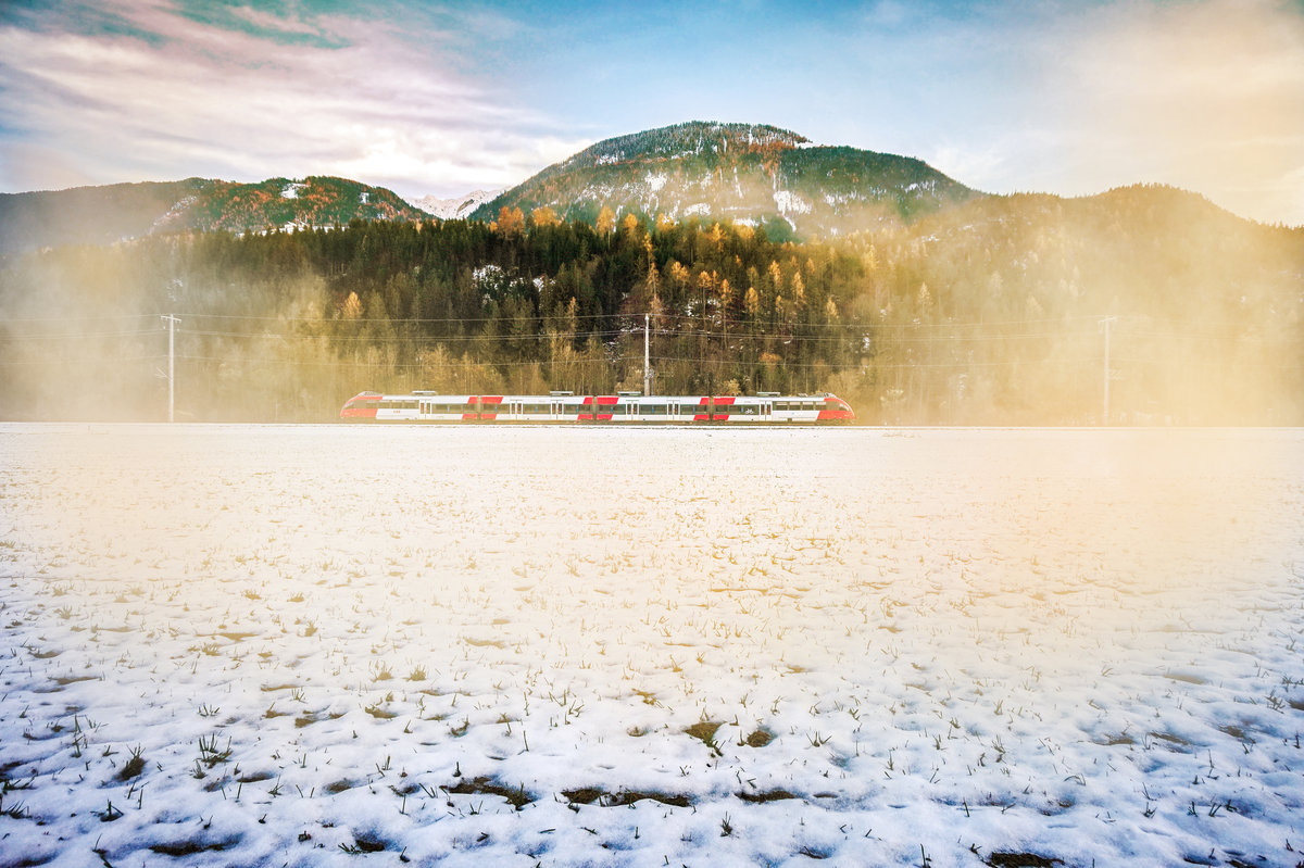 Die letzten Sonnenstrahlen des Tages scheinen bei Berg im Drautal nochmal durch den Nebel, während ein 4024 vorüber fährt.
Die Garnitur war unterwegs als S1 4233 (Friesach - Lienz).
Aufgenommen am 11.11.2017.