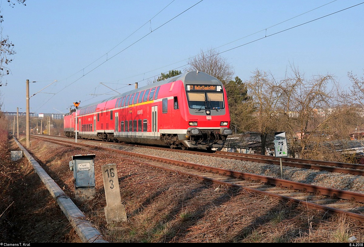 Die letzten Tage der Dosto-Wendezüge auf der S7...
DABpbzfa 762.0 mit Schublok 143 871-2 der S-Bahn Mitteldeutschland (DB Regio Südost) als S 37755 (S7) von Halle-Nietleben nach Halle(Saale)Hbf Gl. 13a fährt in Halle (Saale), Naumburger Straße, auf der Bahnstrecke Merseburg–Halle-Nietleben (KBS 588). [8.4.2018 | 17:56 Uhr]