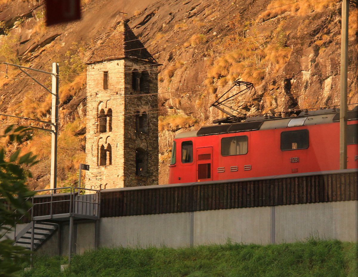 Die Leventina in einer Nussschale: SBB Lok (Re 4/4 II 11281) und typischer alter Kirchturm. Zufalls-Schnappschuss aus dem Postbus, Lavorgo, 13.September 2016. 