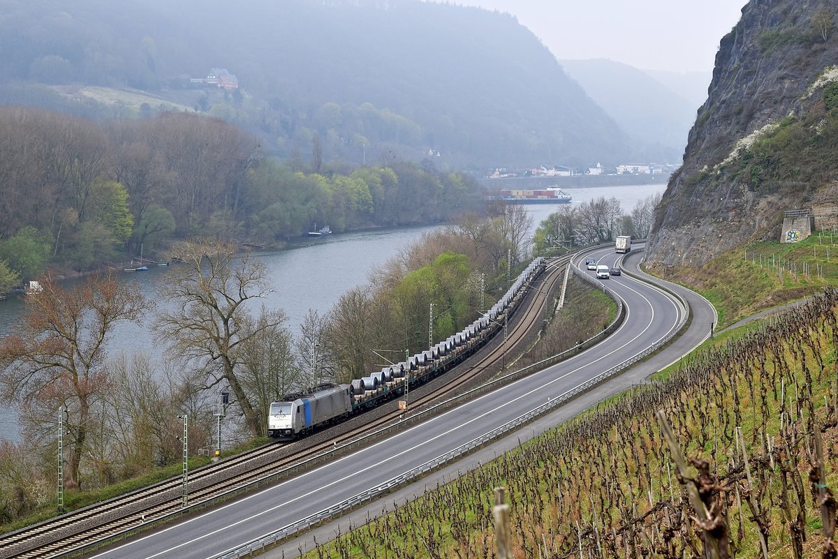 Die von Lineas eingesetzte Railpool 186 427 schleppt einen Coilzug am 12.04.18 im noch etwas nebligen Rheintal bei Leutesdorf in Richtung Neuwied.
