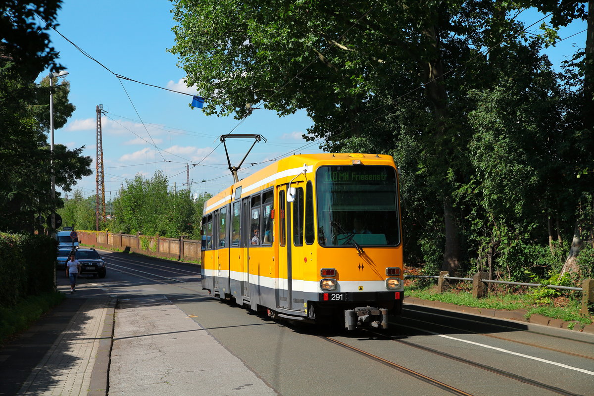Die Linie 110 in Mülheim an der Ruhr wurde am 03.10.2015 eingestellt. Gut einen Monat zuvor, am 29.08.2015, war Tw 291 noch auf dieser Linie unweit der Haltestelle Thyssenbrücke zu sehen.
