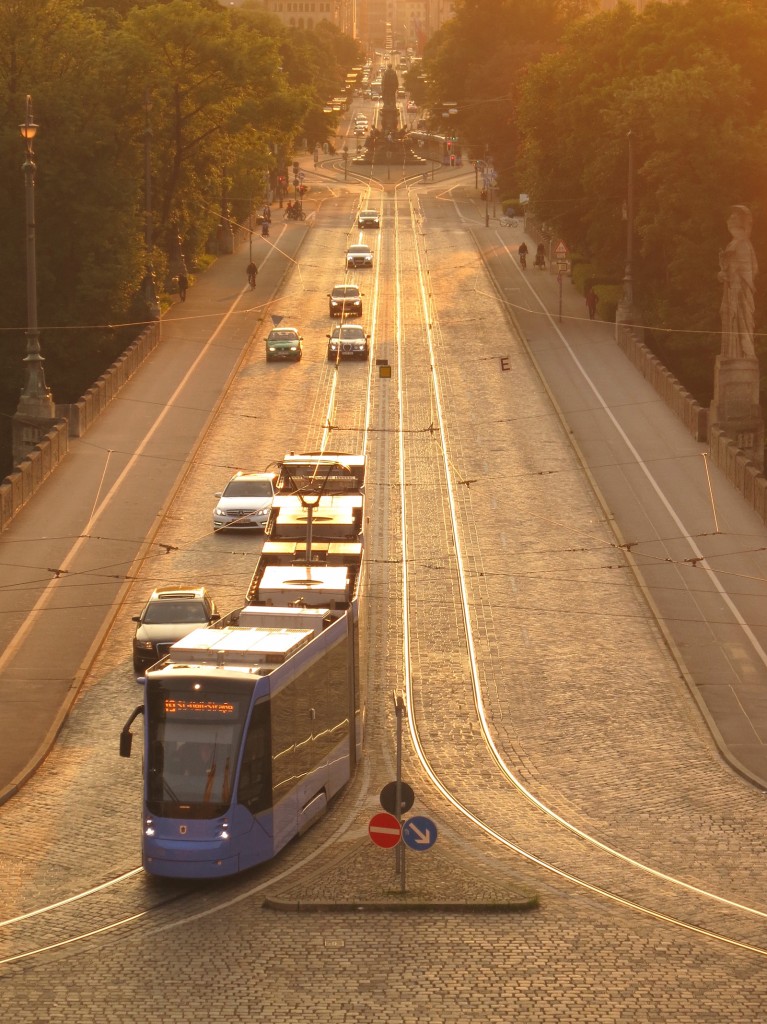Die Linie 19 zur St. Veit Strasse fährt langsam in die Kurve am Maximilianeum ein. Im Sommer geht die Sonne direkt in der Achse der Maximilianstraße unter und lässt die Schienen und Pflastersteine in einem schönen golden Licht erstrahlen.
Bild am Abend des 27.05.2015 vom Maximilianeum aus aufgenommen.