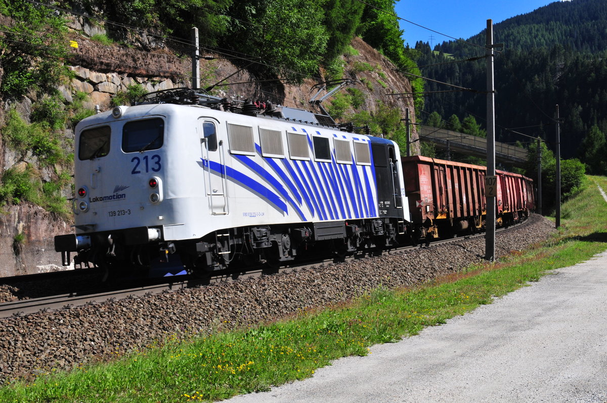 Die Locomotion 139.213-3 als Nachschiebelok bei Gries am Brenner am 17.06.17