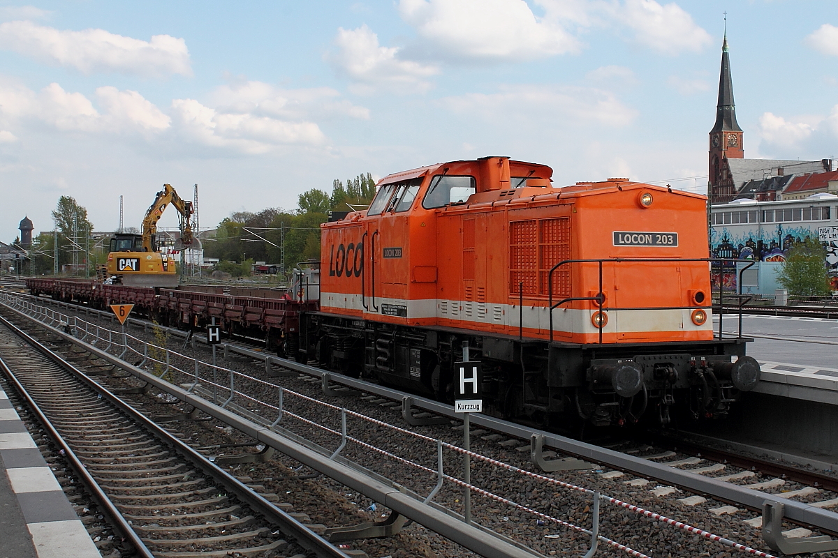 Die LOCON 203 (92 80 1204 373-5 D-LOCON) mit einem Flachwagenzug bei Aufräumarbeiten im Bahnhof Warschauer Straße am 27.04.2017.