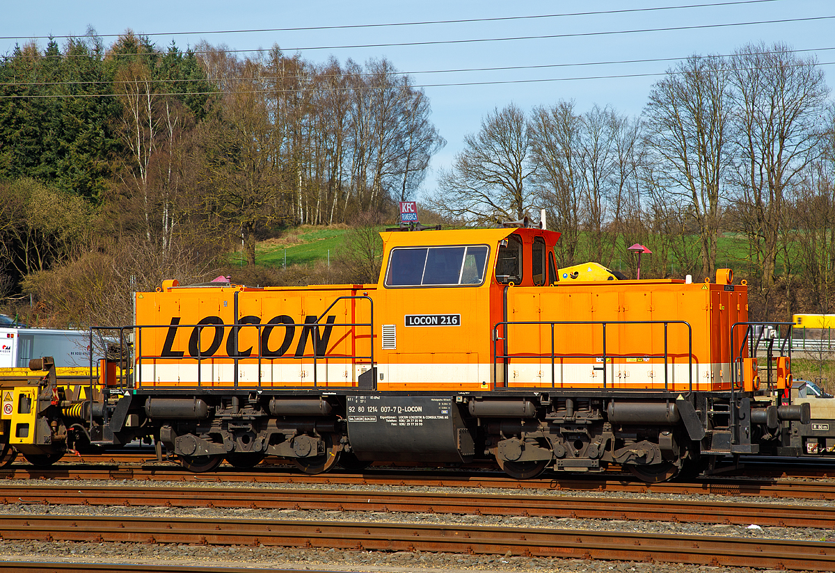 
Die LOCON 216 (92 80 1214 007-7 D-LOCON) der LOCON Logistik & Consulting AG, ex DB 262 007-8 (NVR: 92 80 1214 007-7 D-ALS), ex DB 212 169-7, ex DB V 100 2169, abgestellt am 25.03.2017 beim ICE-Bahnhof Montabaur. 

Die Spenderlok (eine V 100.20) wurde 1963 von Arnold Jung Lokomotivfabrik GmbH, Jungenthal bei Kirchen an der Sieg, unter der Fabriknummer 13645 gebaut und als V 100 2169 an die Deutsche Bundesbahn geliefert. Zum 01.01.1968 erfolgte dann die Umzeichnung in DB 212 169-7, als diese fuhr sie bis zur Ausmusterung im Juli 2002. Ende 2002 ging sie dann an ALSTOM Lokomotiven Service GmbH in Stendal. Im Jahr  2008 wurde sie dann von ALS und GLG gemäß Umbaukonzept BR 214 in die heutige 214 007-7 umgebaut. 2008 und 2009 war sie dann als Mietlok, als alias 262 007-8 bezeichnet jedoch mit der NVR-Nummer 92 80 1214 007-7 D-ALS, bei der Railion Deutschland AG bzw. DB Schenker Rail Deutschland AG. Von 2010 bis 2013 war sie dann bei der an CC-Logistik als 262 007-8 (92 80 1214 007-7 D-CCLG) bis sie dann im Juni 2013 an die LOCON ging. 

Das Umbaukonzept BR 214:
Mit der Gründung des Joint-Ventures ALSTOM Lokomotiven Service GmbH (ALS) wurden über 100 Loks des Typs V 100 (DB) in das Gemeinschaftsunternehmen (von ALSTOM und der Deutschen Bahn AG) eingebracht. Nachdem einige Loks verkauft werden konnten, verblieben rund 60 Maschinen, z.T. nur noch als Rahmen in Stendal. 

ALSTOM Lokomotiven Service GmbH (ALS) entstand aus dem Reichsbahnausbesserungswerk Stendal (kurz: Raw Stendal), nach der Wiedervereinigung wurde das Werk zum  Schienfahrzeugzentrum Stendal  der DB Regio AG. Aufgrund des geringeren eigenen Bedarfs kam es mehrfach zu Schließungsplänen. Schließlich entschloss sich die Deutsche Bahn AG zur Kooperation mit dem ALSTOM-Konzern im Rahmen eines Joint Venture. 

Gemeinsam mit der Gmeinder Lokomotivenfabrik GmbH (GLG) in Mosbach begann 2006 die Projektierung (Entwicklung) einer Lokomotive auf Basis des V 100.20-Fahrgestells unter Verwendung von Standard-Bauteilen für den Neuaufbau. Ende 2006 erfolgte die Beschlussfassung zur Durchführung des Projektes sowie ein Rahmenvertrag mit der GLG über die Lieferung von Hauptkomponenten wie z. B. Fahrerkabine, Steuerung, Bremsgerüst und Kühler. Zudem wurden die beiden ersten Loks bei GLG gefertigt. Die zwei entsprechenden Rahmen, der 212 196-0 und  212 197-8 (Jung Fabriknummer 13672 und 13673)  wurden im Januar 2007 per LKW von Stendal nach Mosbach überführt, im Sommer 2007 lief die Produktion weiterer Loks in Stendal an. Der Vertrag für zwei erste Loks wurde Anfang 2007 mit der NbE unterzeichnet, eine erste 214 wurde im Juni 2007 auf der Messe  transportlogistic  in München präsentiert. Die Bauartzulassung durch das Eisenbahnbundesamt wurde am 20. Mai 2008 erteilt, zugleich die Bezeichnung als Baureihe 1214 im EBA-Fahrzeugregister festgelegt. Für den Umbau werden nur die Rahmen und Drehgestelle bisheriger V 100 nach Aufarbeitung weiterverwendet.

Die Modernisierung der in Szenekreisen aufgrund der eckigen Formen als  Lego-Lok  bezeichneten Maschinen umfasst:
Einbau eines neuen, leistungsstarken Dieselmotors (Caterpillar V-8- Dieselmotor, vom Typ CAT 3508 B SC) mit zugehöriger Luftansaugung und Abgasanlage mit Partikelfilter
Einbau eines umgebauten und grundüberholten Strömungsgetriebes
Einbau einer neuen Kühlanlage
Einbau einer Hydrostatikanlage für den Antrieb des Kühlerlüfters und des Luftverdichters
Ersatz des Heizdampfkessels durch eine Vorwärmanlage
Einbau einer modernen Drucklufterzeugungsanlage mit Lufttrockner
Einbau einer modernen Druckluftbremsanlage
Umstellung der Bordelektrik von 110 V DC auf 24 V DC
Einbau einer elektronischen Loksteuerung und -überwachung (SPS Schneider Selectron) und optionaler Funkfernsteuerung
Einbau einer optionalen Zugsicherungsanlage I 60 R
Einbau einer optionalen Zugfunkanlage
Neubau des Führerhauses nach ergonomischen und designerischen Gesichtspunkten mit hohem Lärm- und Brandschutzniveau

Bisher wurden 36 Fahrzeuge umgebaut. Die DB bezeichnet die von ihr angemieteten Loks als Baureihe 262 (als Baureihe 214 bzw. 714 wurden ja bereits die Lokomotiven der Tunnelrettungszüge bezeichnet).

TECHNISCHE DATEN:
Spurweite: 1.435 mm (Normalspur)
Achsfolge:  B´B´
Länge über Puffer: 12.300 mm (12.500 über Rangierkupplung)
Drehzapfenabstand: 6.000 mm
Drehgestellachsstand: 2.200 mm
Größte Höhe über SOK: 4.260 mm
Breite: 3.100 mm
Treibraddurchmesser:  950 mm (neu) / 870 mm (abgenutzt)
abgenutzt
Dienstgewicht: 61 t
Höchstgeschwindigkeit: 100 km/h / Rangiergang 60 km/h
Motor: Caterpillar V-8-Viertakt-Dieselmotor mit Turboaufladung und Ladeluftkühlung, vom Typ CAT 3508 B SC
Motorhubraum:  34,5 l (Bohrung 170 mm x Hub 190 mm)
Motorgewicht: ca. 4.300 kg
Motornenndrehzahl : 1.800/min
Motorleistung:  970 kW
Antriebsleistung:  957 kW
Max. Anfahrzugkraft: 177 kN
kleinster befahrbarer Gleisbogen: 100 m
Bremse: KE-GP-mZ
Kraftstoffvorrat: 2.700 Liter