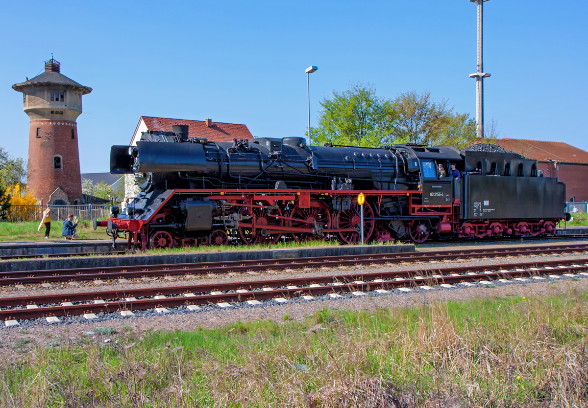 Die Lok 03 2155 beim Rangieren auf dem Bahnhof Löcknitz. - 05.05.2013