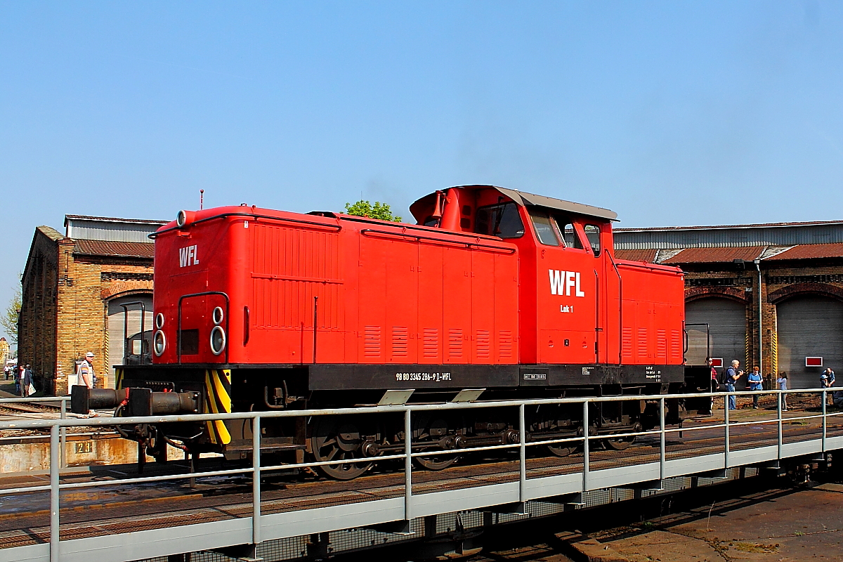 Die Lok 1 (98 80 3345 286-9) der WFL beim Frühlingsfest in Berlin-Schöneweide am 21.04.2018.
Die Maschine wurde 1977 unter der Fabriknummer 15584 in der LEW Hennigsdorf  gefertigt.

