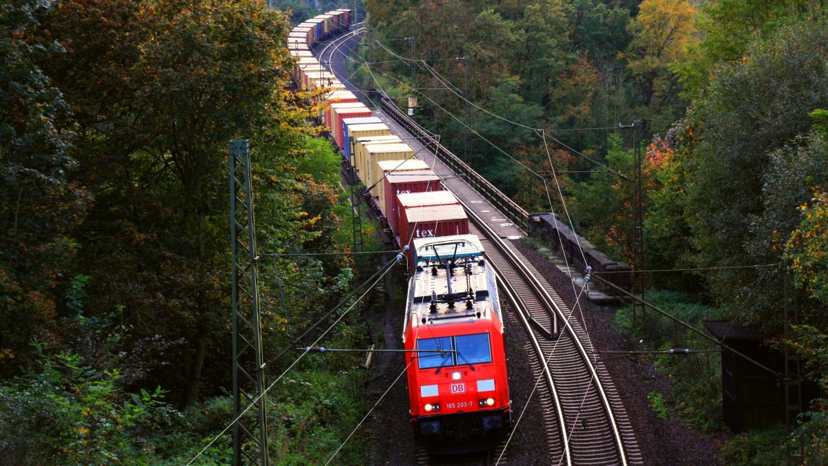 Die Lok 185-204-7 zieht Container nach Norden. Fotografiert in Kassel- Spiekershausen.