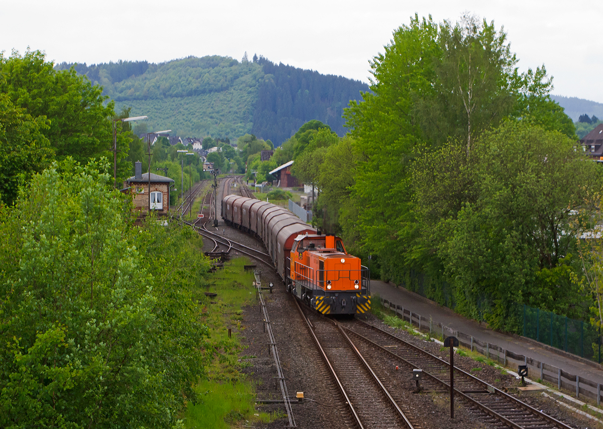 

Die Lok 42 (92 80 1277 902-3 D-KSW) der KSW (Kreisbahn Siegen-Wittgenstein), eine MaK G 1700 BB, kommt mit einem Coil-Güterzug am 15.05.2014 aus Betzdorf über KBS 462 (Hellertalbahn) in Herdorf an. Sie erreicht gleich den KSW-Rangierbahnhof, welcher hinter der (offenen) Gleissperre beginnt.