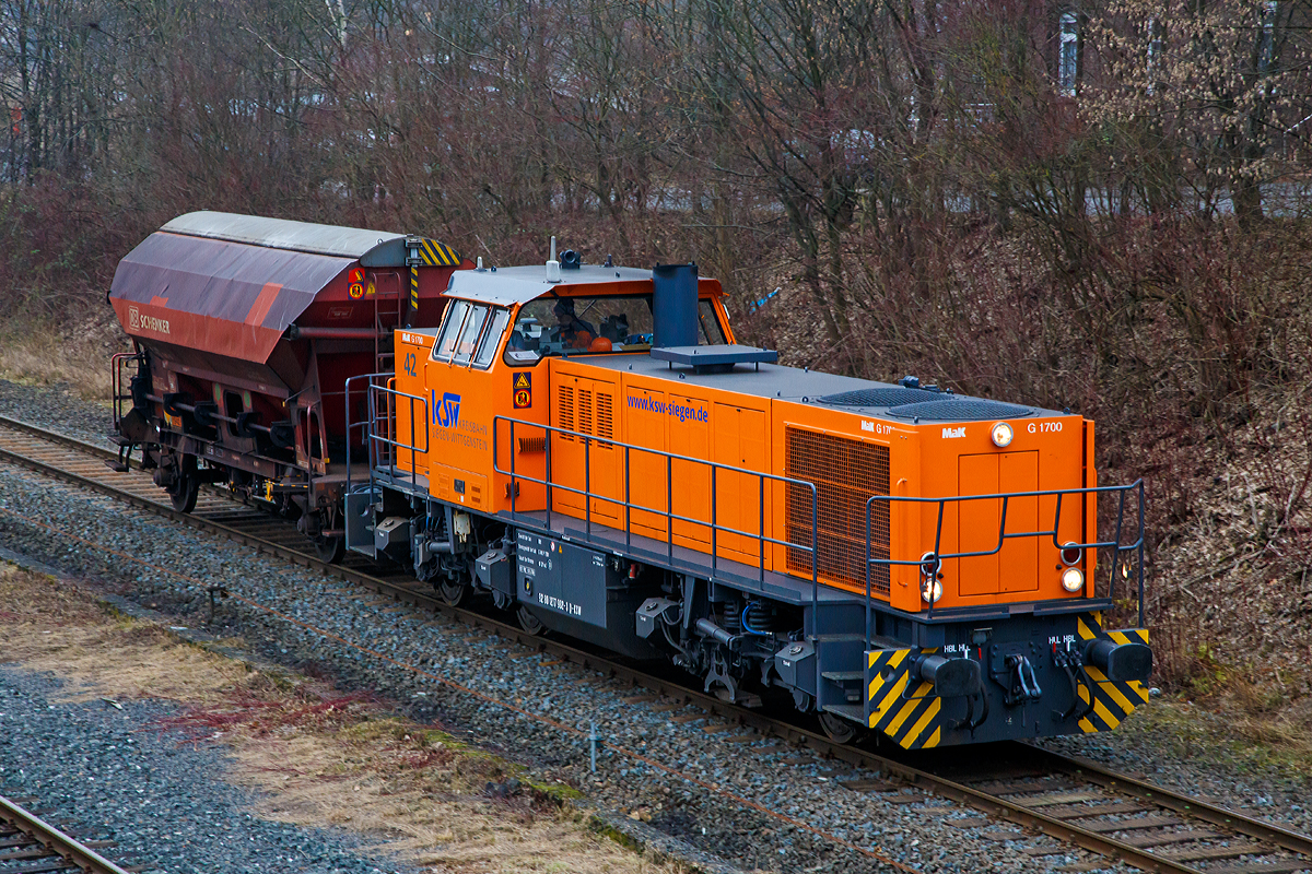 
Die Lok 42 (92 80 1277 902-3 D-KSW) der Kreisbahn Siegen-Wittgenstein (KSW), eine Vossloh MaK G 1700 BB, kommt am 10.02.2017 mit einem gedeckten Schüttgutwagen  (Tds 937) aus Burbach-Wügerdorf kommend in Herdorf an.