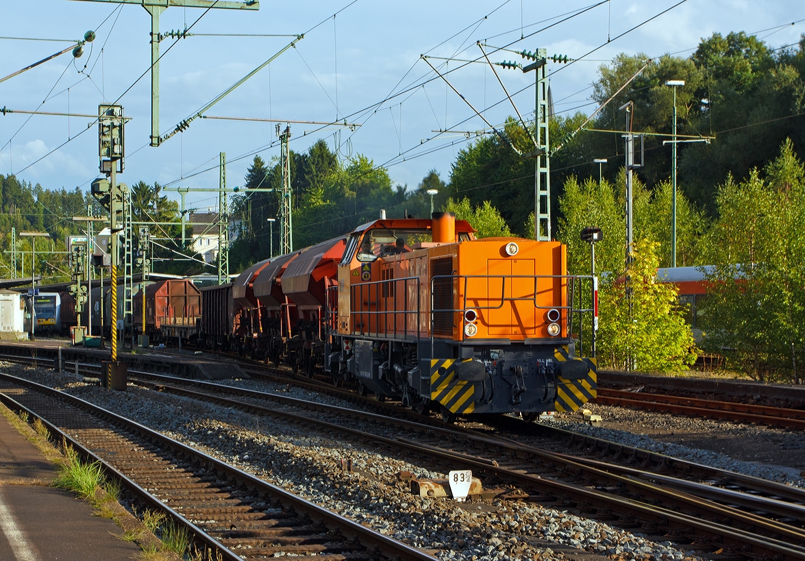 Die Lok 42 (eine MaK 1700 BB) der KSW (Kreisbahn Siegen-Wittgenstein) kommt mit ihrem Gterzug, ber die KBS 462 (Hellertalbahn), von Herdorf nach Betzdorf (Sieg). Hier setzt sie dann um, um spter den Gterzug ber Siegen nach Keuztal zu bringen.

Die Lok wurde 2001 von Vossloh unter der Fabriknummer 1001108 gebaut, sie tgt die NVR-Nummer92 80 1277 902-3 D-KSW. 