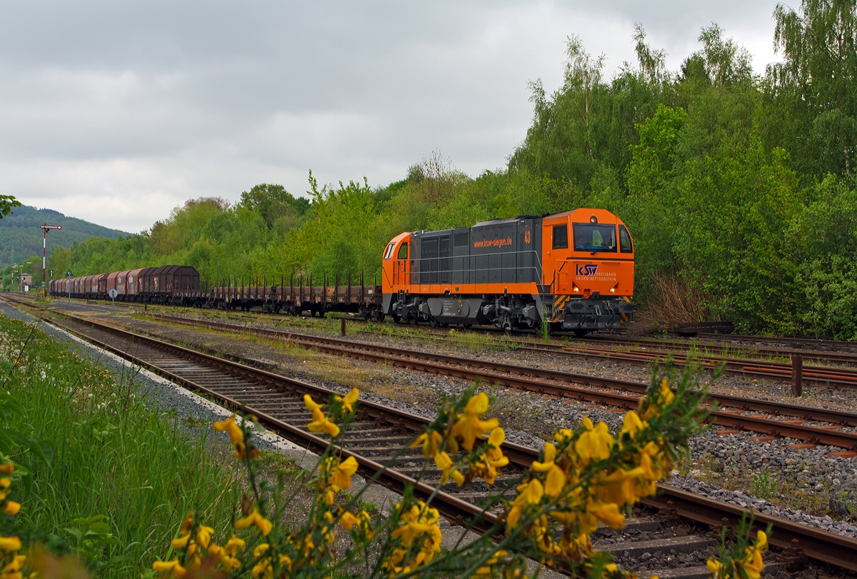 
Die Lok 43 (92 80 1273 018-2 D-KSW)  der KSW (Kreisbahn Siegen-Wittgenstein) eine MaK G 2000 BB hat mit ihrem Übergabezug am 02.05.2014 auf Gleis 4 im Bahnhof Herdorf noch Hp 0, bevor sie ihn via Betzdorf/Sieg und Siegen nach Kreuztal bringen kann.