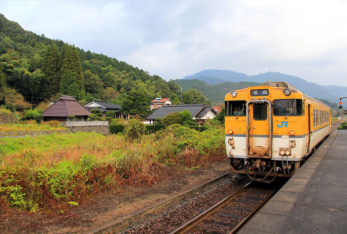 Die Lokalzüge von JR Westjapan trugen einst attraktive Regionalfarben, etwa weiss/gelb für die Region Hiroshima. Jetzt sind alle Züge einheitlich - und billiger - einfach rot gestrichen. Im Bild steht einer der letzten weiss/gelben Triebwagen der alten Staatsbahnserie KIHA 40 (KIHA 40 2120) in Mitani in den Bergen ganz im Westen Japans,11.Oktober 2015. 