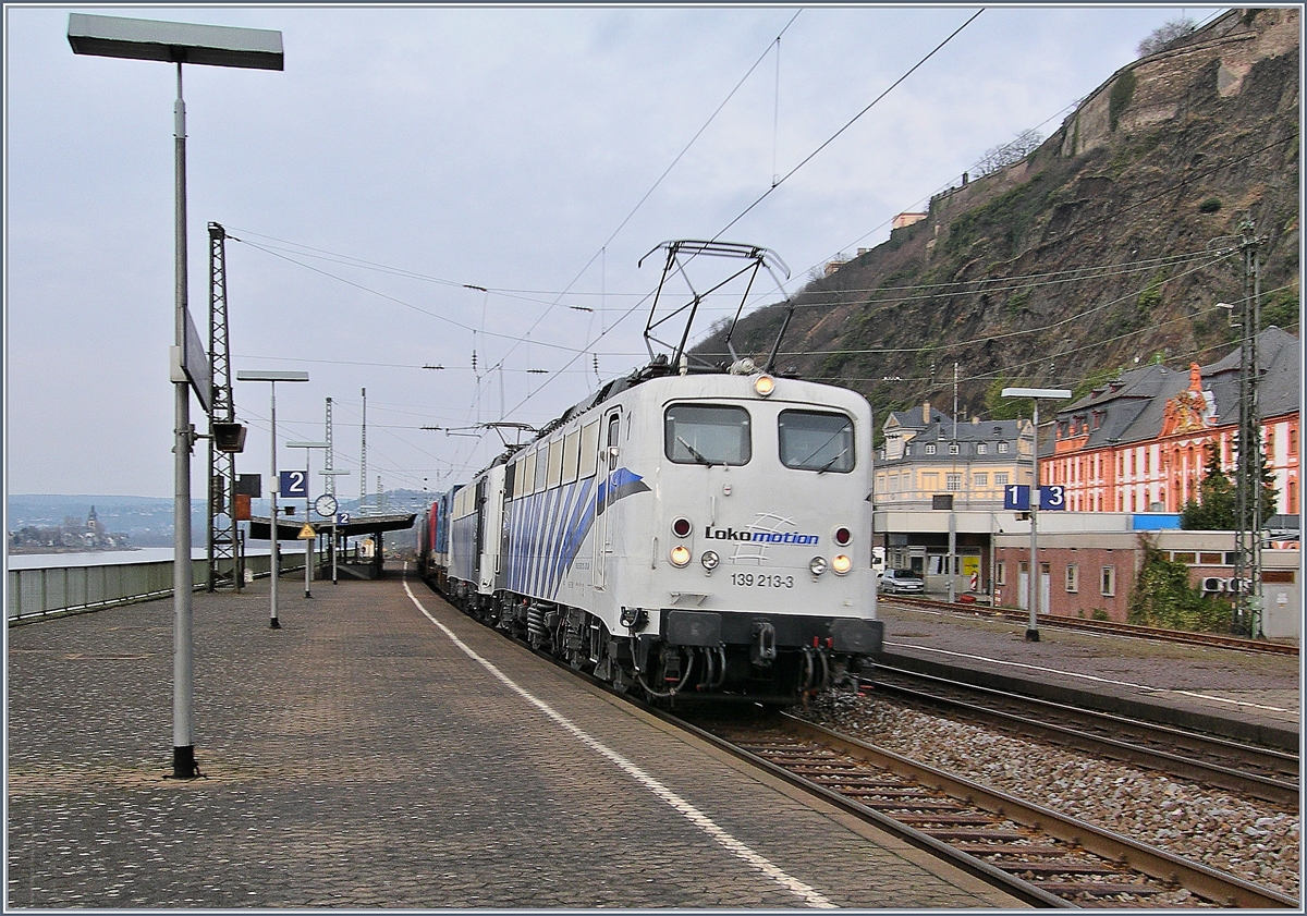Die  Lokomotion  139 213-3 und eine Schwesterlok fahren mit einem Güterzug durch Koblenz Ehrenbreitstein. Es ist erstaunlich, wie ein Neuanstrich und gute Pflege selbst älteren Loks ein attraktives Aussehen verleiht.
21. Februar 2008
