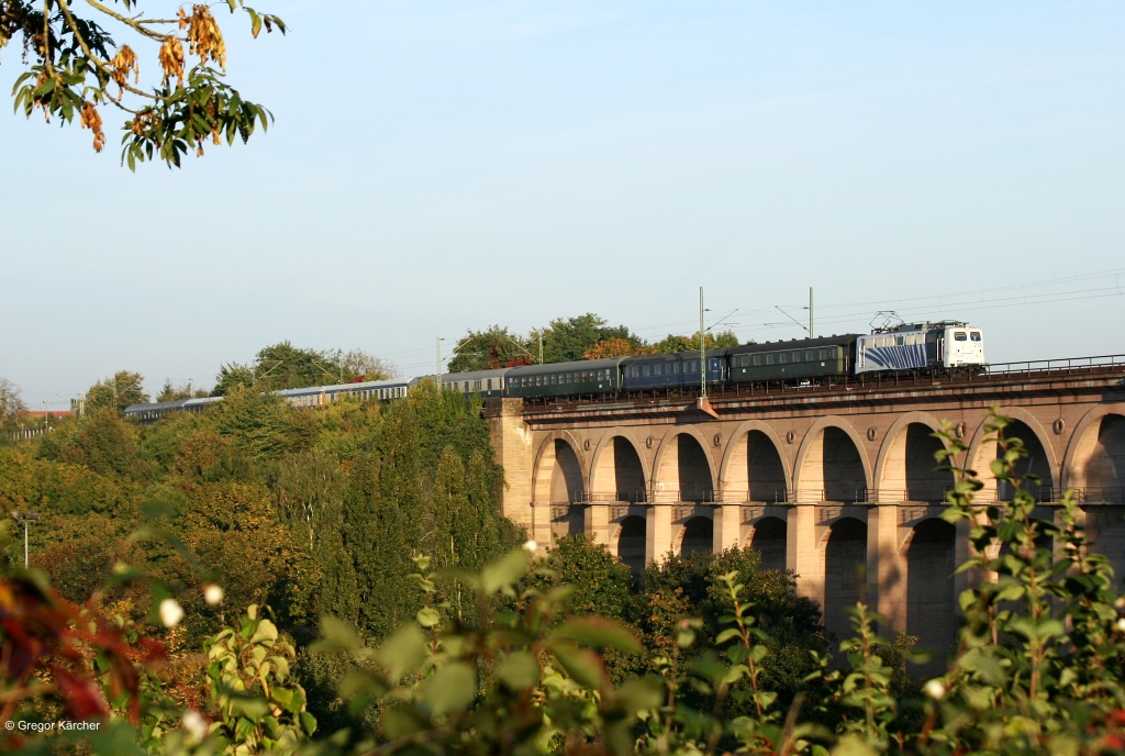 Die Lokomotion 139 213 zog am 03.10.2013 einen Sonderzug von Offenburg nach St. Plten. Dabei konnte der Zug im ersten Tageslicht auf dem Bietigheimer Enzviadukt fotografiert werden.