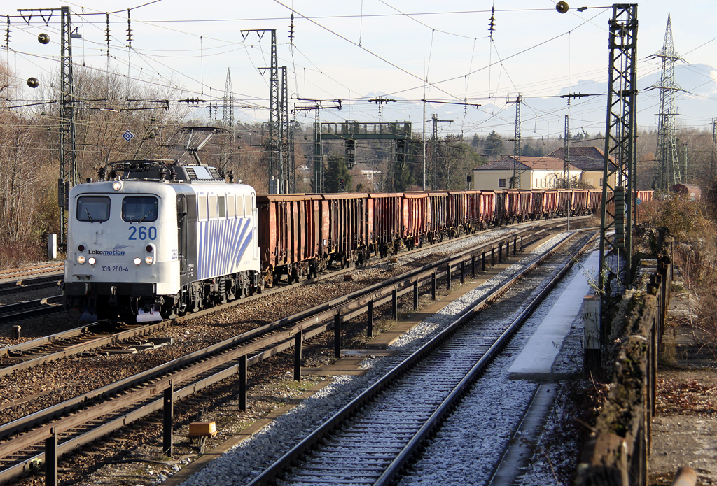 Die Lokomotion 139 260 mit leerem Stahl von Italien nach München Nord in Rosenheim am 04.12.2013