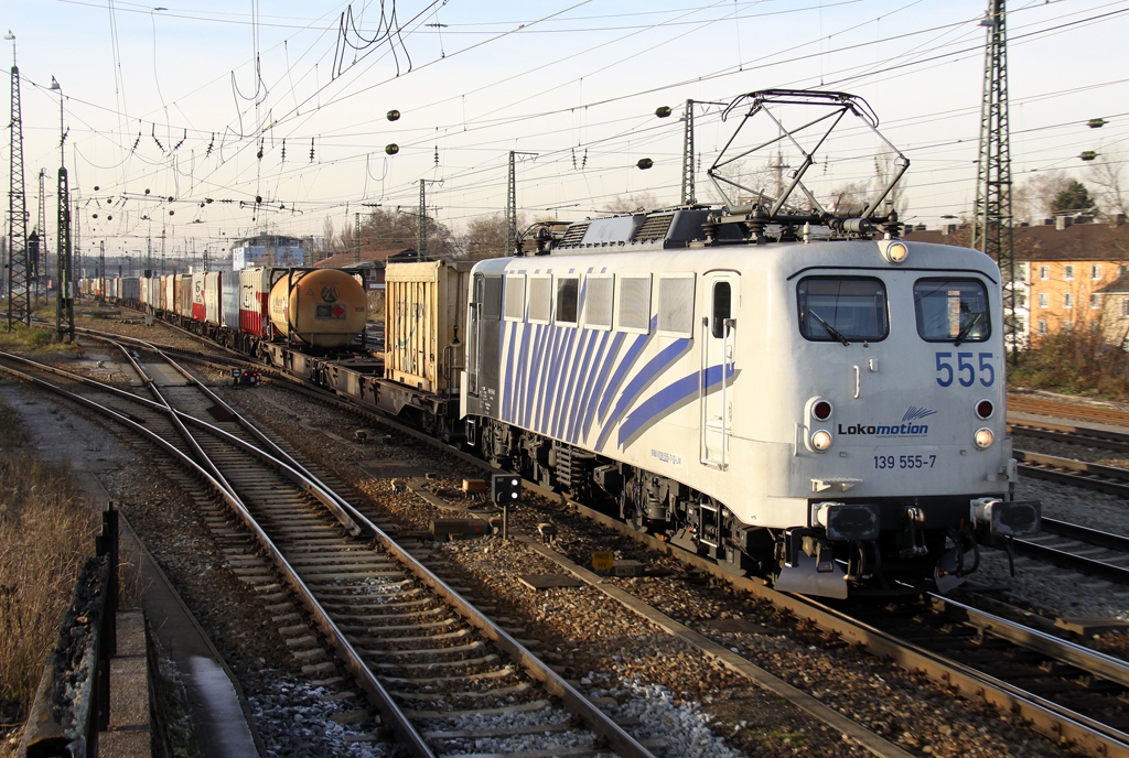 Die Lokomotion 139 555 zieht einen KLV aus Leipzig durch Rosenheim weiter Richtung Kufstein am 04.12.2013