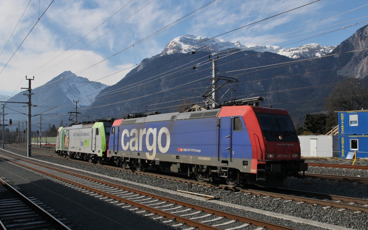 Die von Lokomotion angemieteten Loks aus der Schweiz 482 045-2 SBB Cargo und 486 510-1 BLS kommen am 26.2.2014 als LZ vom Brenner nach Kufstein. Hier bei der Durchfahrt in Brixlegg.