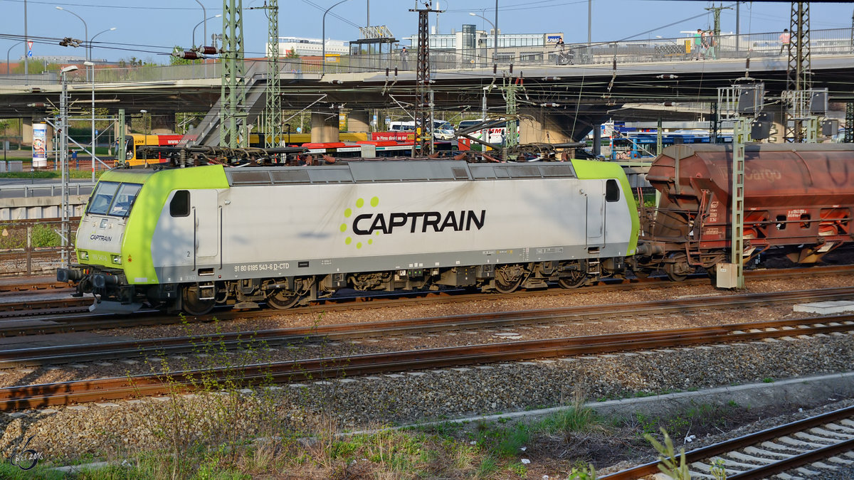 Die Lokomotive 185 543-6 von Captrain mit einem Güterzug im April 2014 in Dresden.
