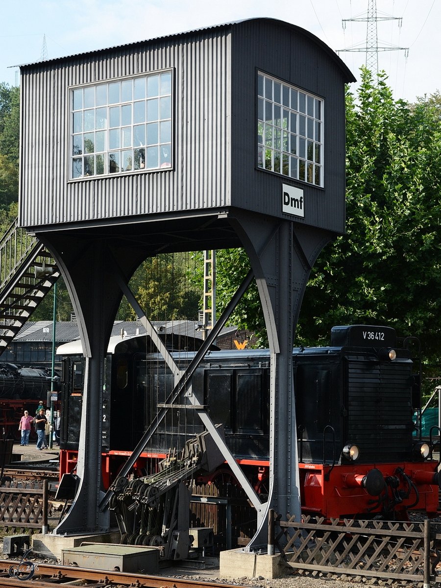 Die Lokomotive V 36 412 hinter dem Stellwerk Dmf auf dem Gelände des Eisenbahnmuseums Bochum-Dahlhausen. (September 2016)
