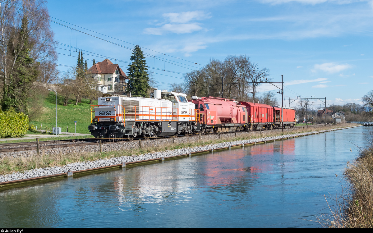Die LRZ St. Gallen und Rapperswil sind seit ein paar Tagen mit Am 843 von Sersa ausgerüstet. Grund dafür ist, dass die mit ETCS ausgerüsteten Am 843 von SBB Cargo im GBT-Unterhalt gebraucht werden bis die neuen Unterhaltsfahrzeuge komplett abgeliefert sind.
Am 23. März 2017 befindet sich der LRZ St. Gallen auf einer Fahrt nach Weinfelden und zurück. Aufgenommen am Kanal bei Bürglen TG.