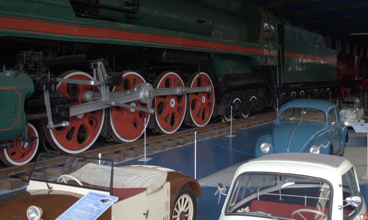 Die mächtigen Treiräder der P 36 0123 , der hellblaue Käfer erscheint dagegen winzig, 
beides   Wirtschaftswunderfahrzeuge ?  Eisenbahn - und Technik Museum Prora.