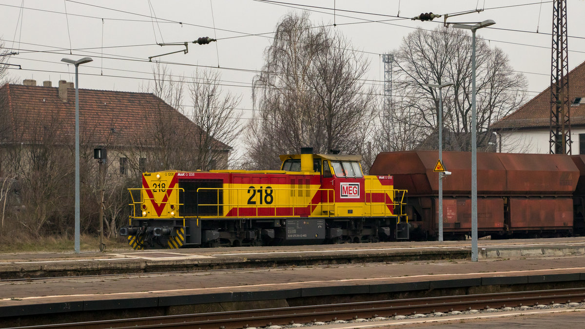 Die MEG-Lok 275 218-6 mit ihrem langen Zug, durchfährt den Bahnhof Großkorbetha. Abgelichtet am 20. Februar 2018. 
