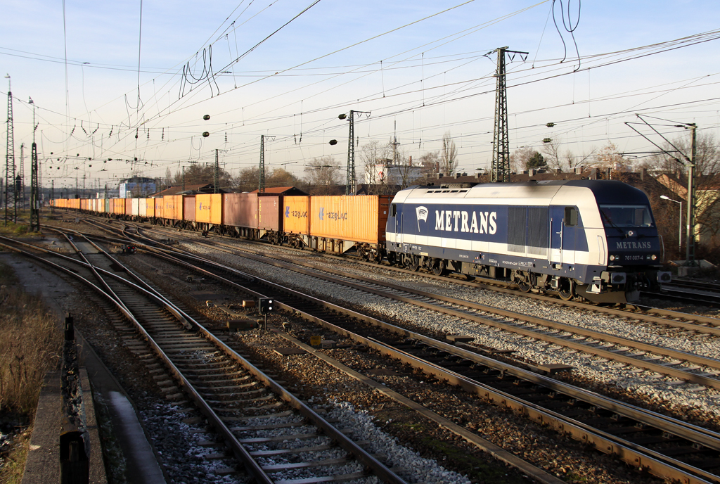 Die Metrans 761 007-4 zieht einen KLV durch Rosenheim Richtung Freilassing am 04.12.2013