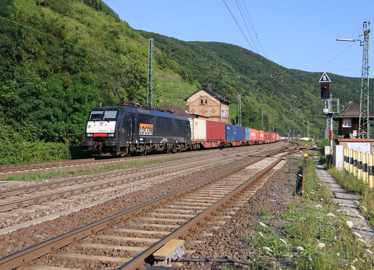 Die mit einem Locon-Logo versehene 189 099 (ES 64 F4-999) kam am 17.07.2014 mit einem Containerzug in Richtung Norden durch Kaub am Rhein.