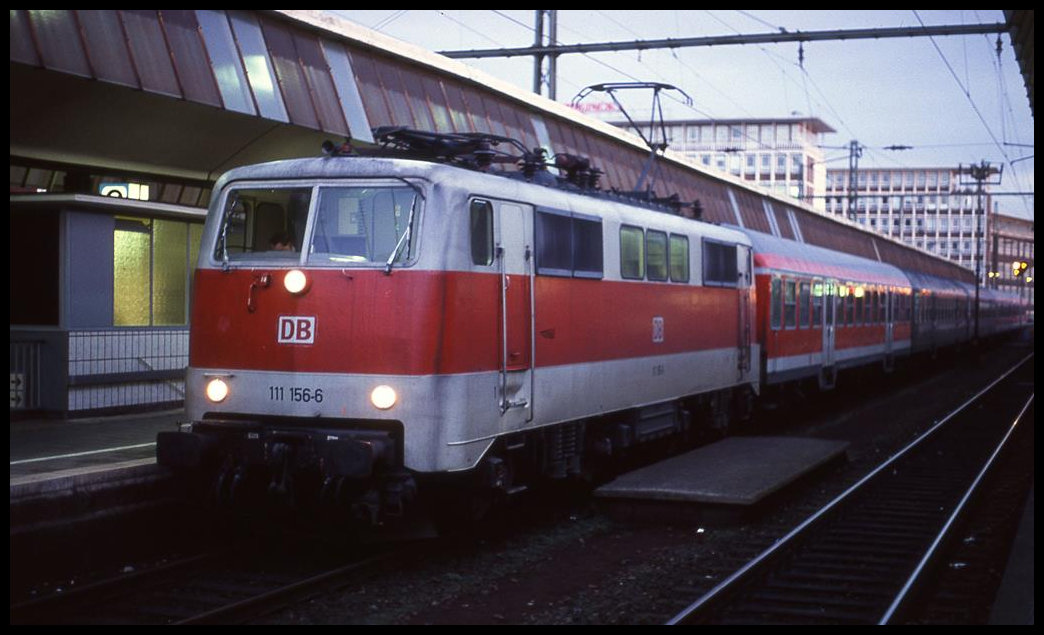 Die mit roter Bauchbinde versehene 111156 war am 2.2.2002 in Münster HBF zu Gast. Sie stand mit dem RB nach Hagen abfahrbereit am Bahnsteig.