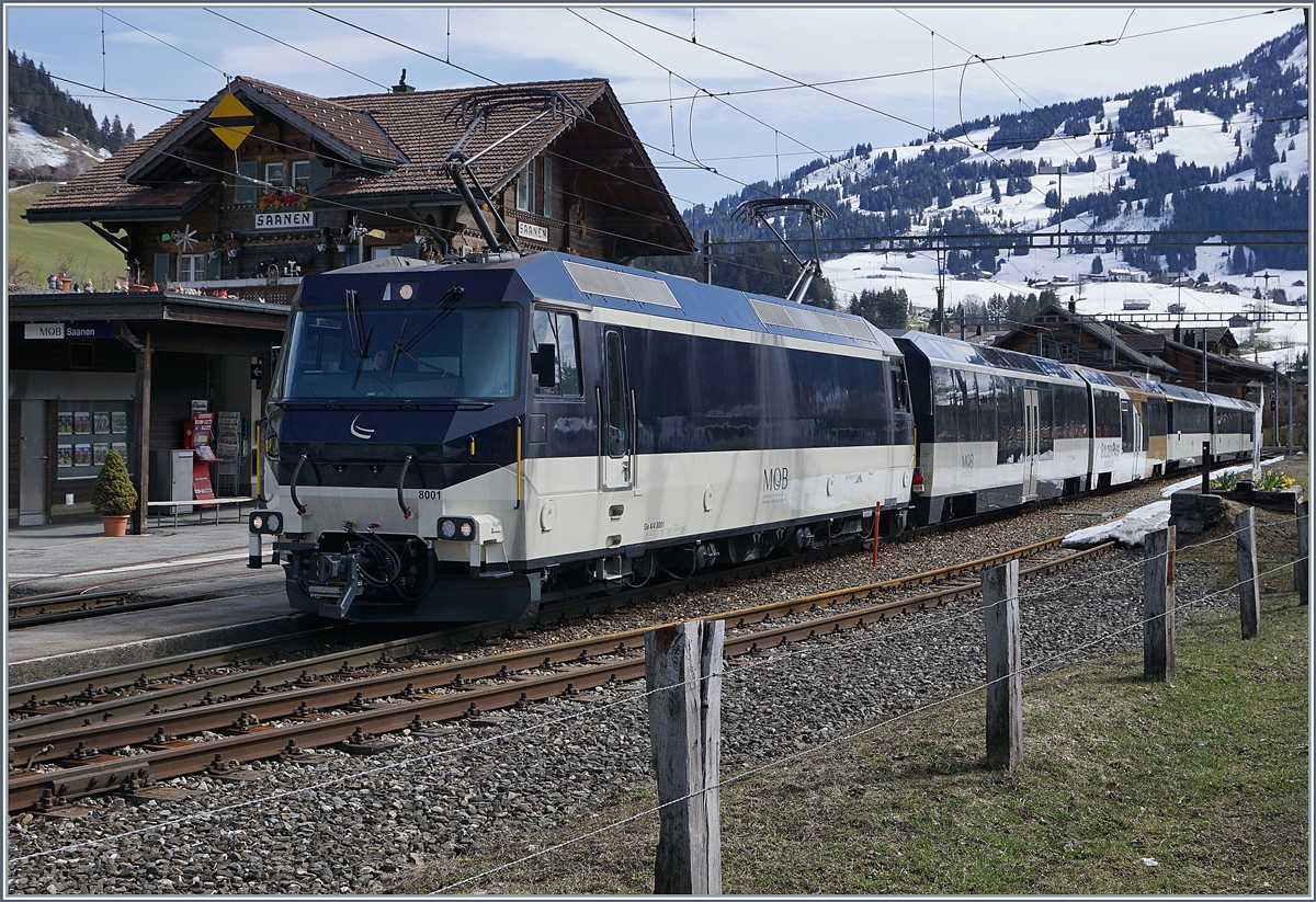 Die MOB Ge 4/4 8001 mit dem ihrem Regionalzug 2217 nach Château d'Oex -(Montreux) beim Halt in Saanen.
2. April 2018