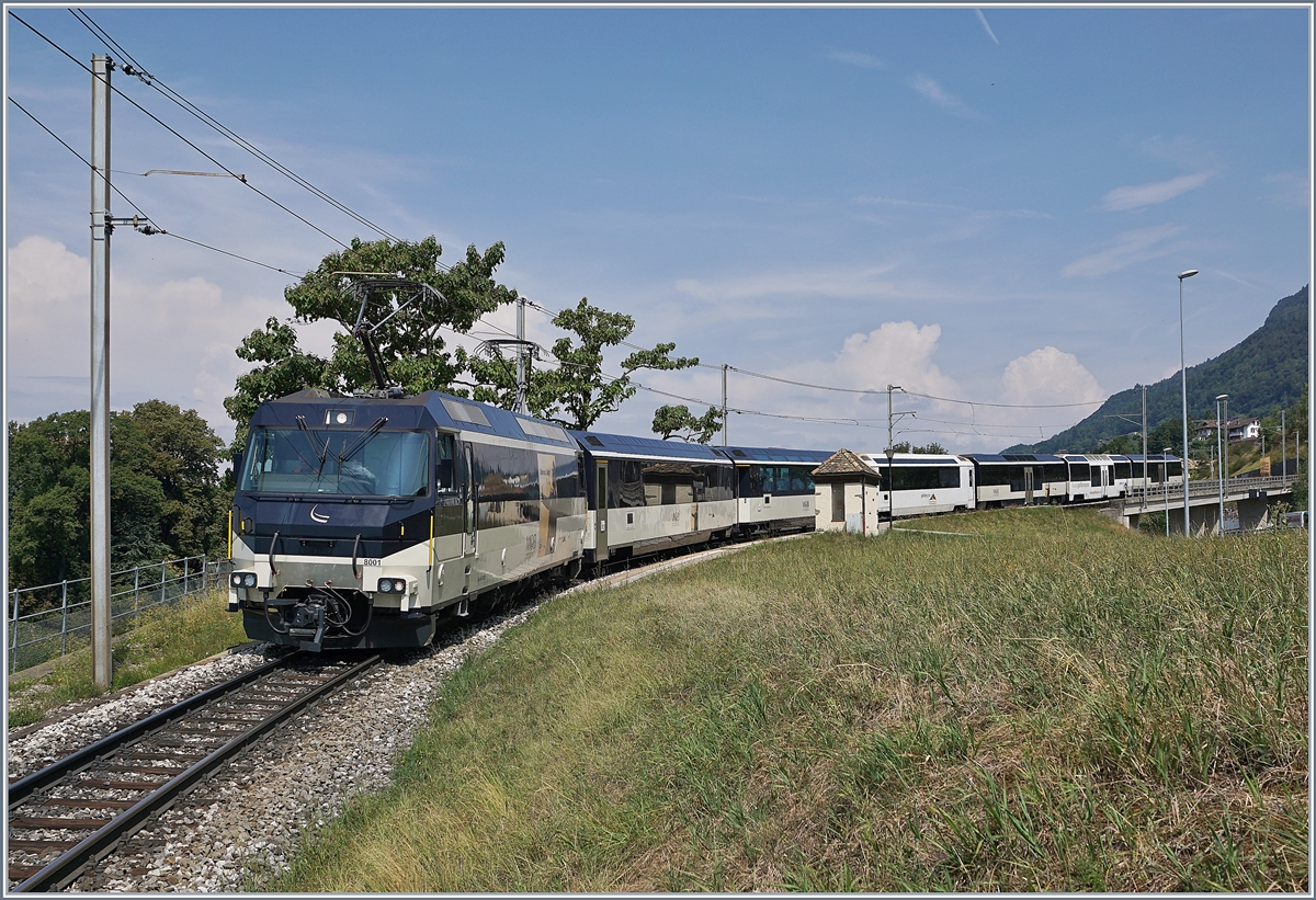 Die MOB Ge 4/4 8001 fährt mit ihrem IR 2115 von Zweisimmen nach Montreux bei der kleinen Haltestelle Le Châtelard VD durch.
8. August 2018