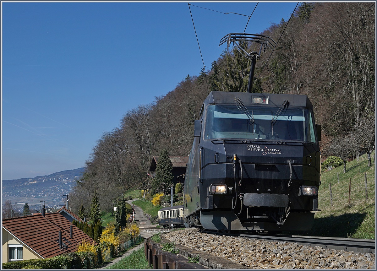Die MOB Ge 4/4 8003 mit dem MOB Belle Epoque 3126 von Montreux nach Zweisimmen kurz nach Chernex.
27. März 2017
