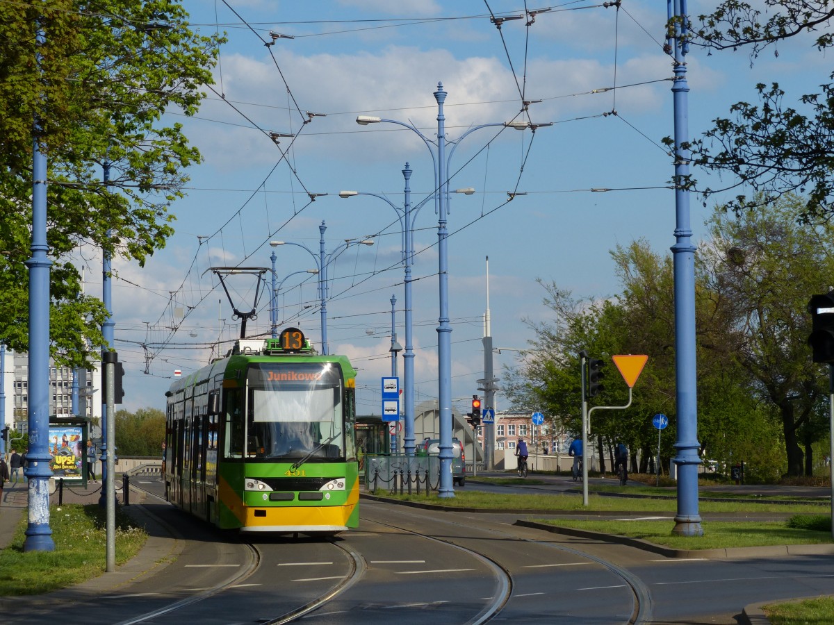 Die modernisierte Tatrabahn Nr. 401, Typ RT6N1, auf der Linie 13 nach Junikowo, hier kurz nach der Überquerung der Brücke über die Warta. 1.5.2015