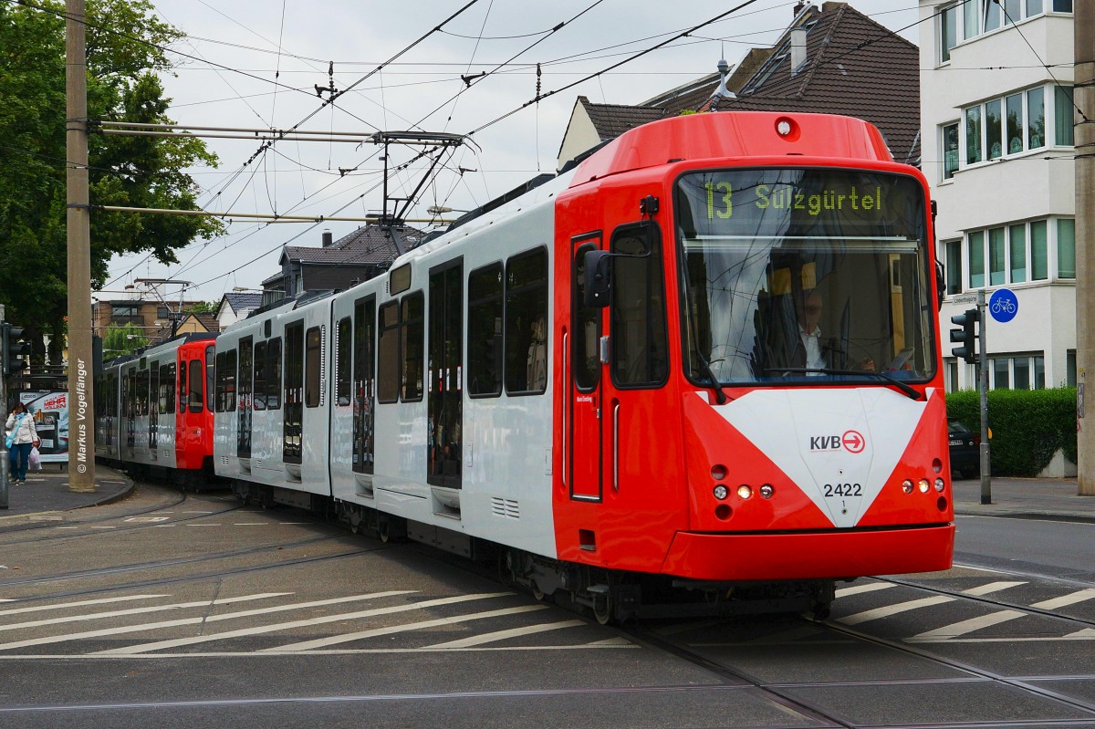 Die modernisierten B-Wagen 2422 & 2412 an Ihrem zweiten Linieneinsatztag auf der Kreuzung Zülpicher Str./Gürtel als  Linie 13 am 16.06.2014.