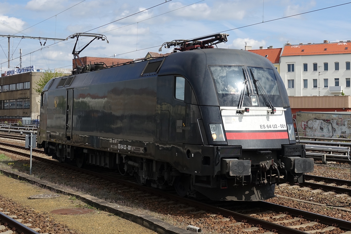 Die MRCE Dispo-Lok 182 501-7 kam nochmal mit dem Locomore LOC 1818 nach Berlin Lichtenberg. Anschließend verließ sie Solo den Bahnhof. Die Rückfahrt nach Stuttgart wurde wieder mit der bekannten Hectorrail 242.517 (Fitzgerald) bespannt (24.04.2017)