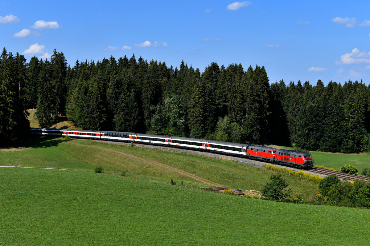 Die Mühldorfer Maschinen 218 428 und 430 brachten am 22. August 2018 den EC 195 von Lindau nach München HBF. Bei Heimhofen konnte ich den über die Allgäubahn umgeleiteten Fernzug aufnehmen. 