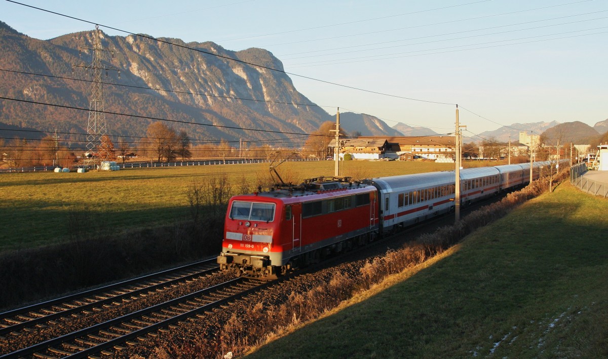 Die Münchener 111 159-0 schiebt am Samstag Nachmittag des 26.12.2015 den IC 1282 von Innsbruck kommend nach München Hbf. Hier kurz vor Sonnenuntergang bei Kirchbichl Richtung Kufstein.
