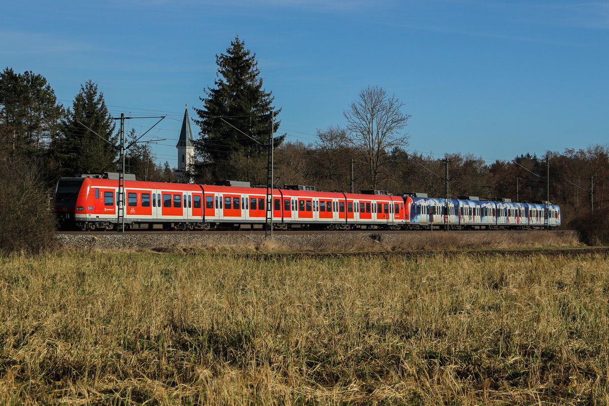 Die Münchener S Bahn wird immer farbenfroher und zeigt sich zwischen Eglharting und Zorneding am 8.12.16. Im Hintergrund das Kricherl von Neukirch.