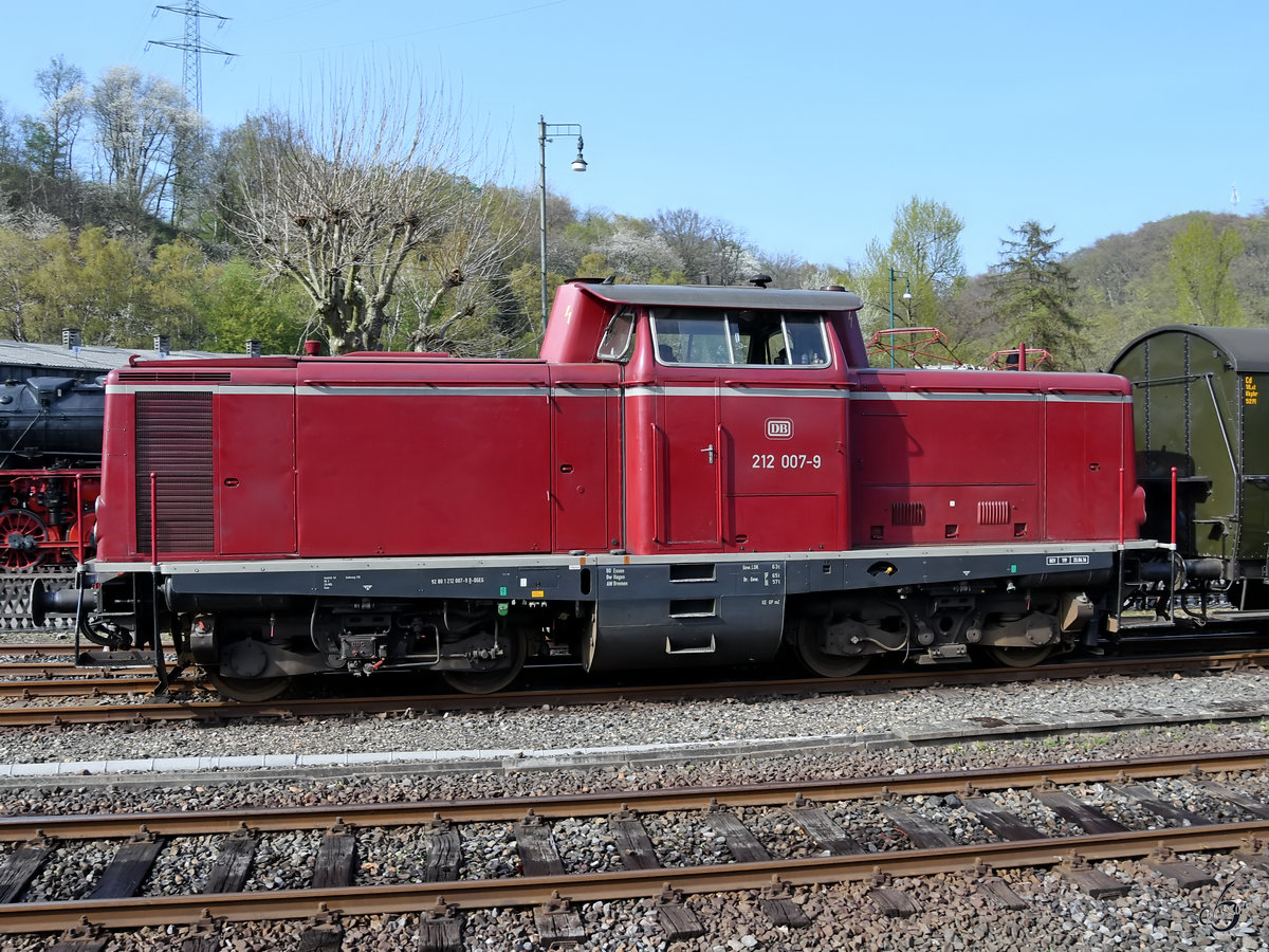 die-museumseigenen-diesellokomotive-212-