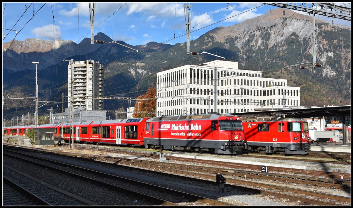 Die Nachbargemeinden stehen zusammen. Ge 4/4 III 647  Grüsch  und Ge 4/4 II 626  Malans  in Landquart. (10.11.2018)