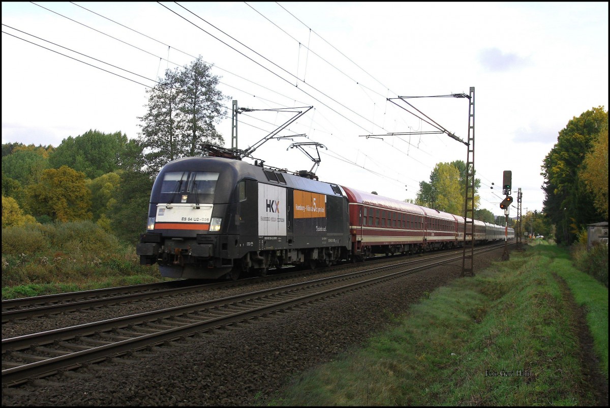 Die Nachmittags Leistung von HKX nach Köln bestand am 25.10.2015 auf der Rollbahn aus einem langen zwölf Wagen Zug. Zuglok ES 64 U2-036 konnte ich dabei in Lengerich - Schollbruch ablichten.