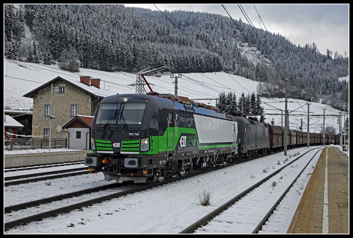 Die nagelneue 193 736 zieht gemeinsam mit 182 574 einen Güterzug durch den Bahnhof Spital am Semmering. Das Bild entstand am 29.11.2018.