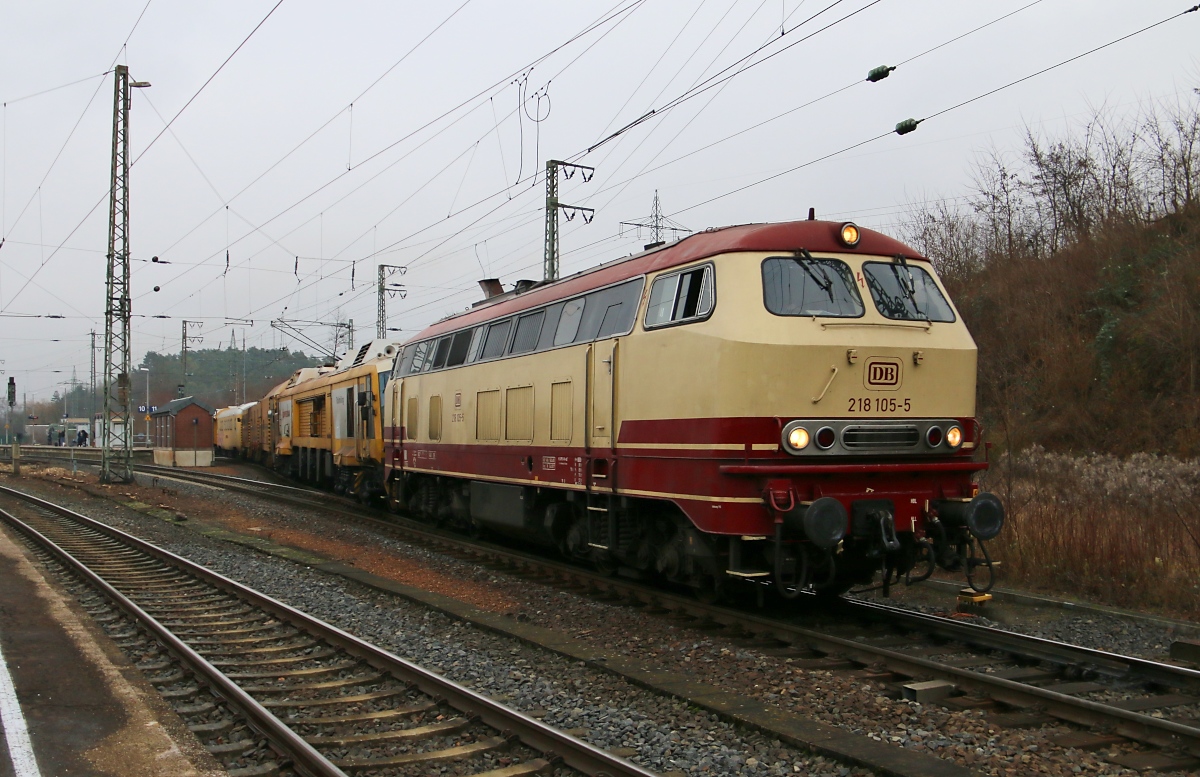 Die NeSa 218 105-5 kam am 18.12.2016 mit einem Schweerbau-Bauzug aus Richtung Osten gen Bebra durch Eichenberg.