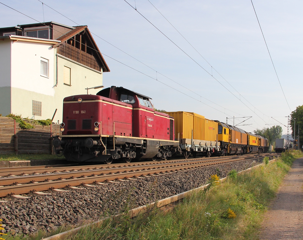 Die NeSa V100 1041 mit Schweerbau-Bauzug in Fahrtrichtung Süden. Aufgenommen am 24.08.2013 in Ludwigsau-Friedlos.