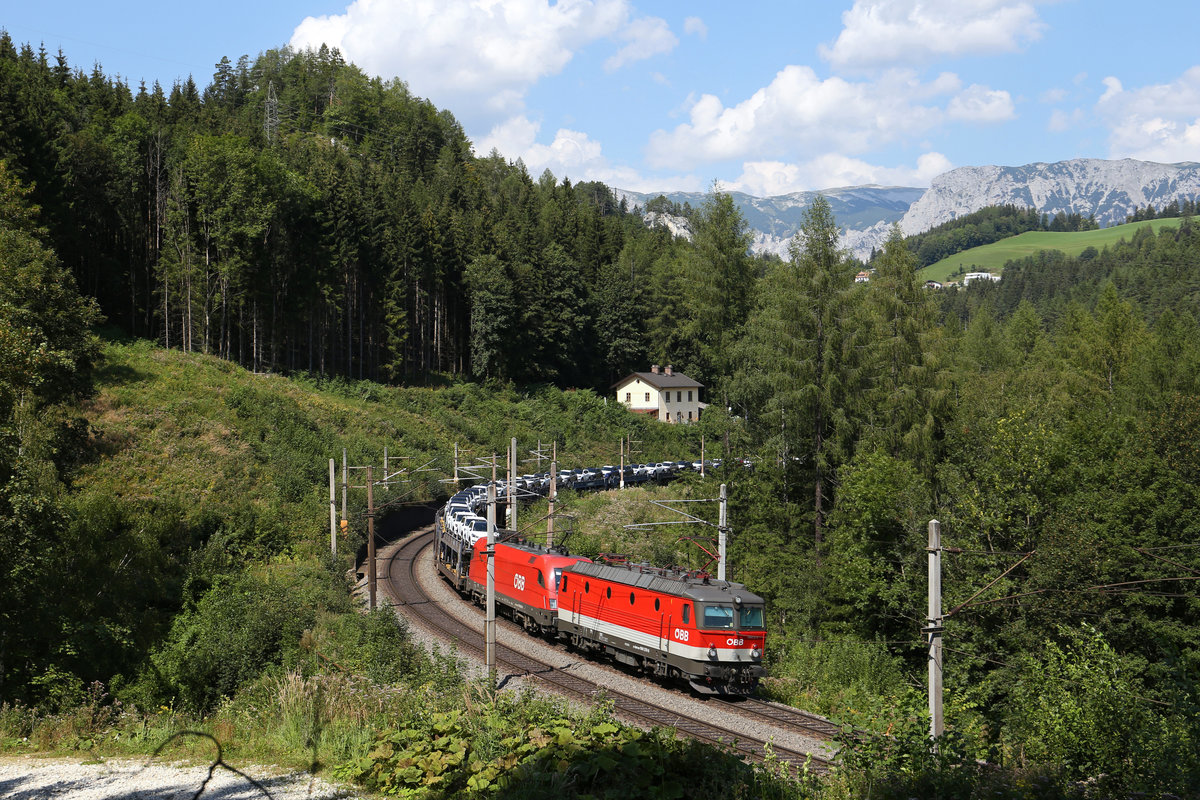 Die neue 1144.270 leistet einer 1116 am G-49415 vor dem herrlichen Panorama mit der Rax bei Breitenstein,vorspann. 19.8.18