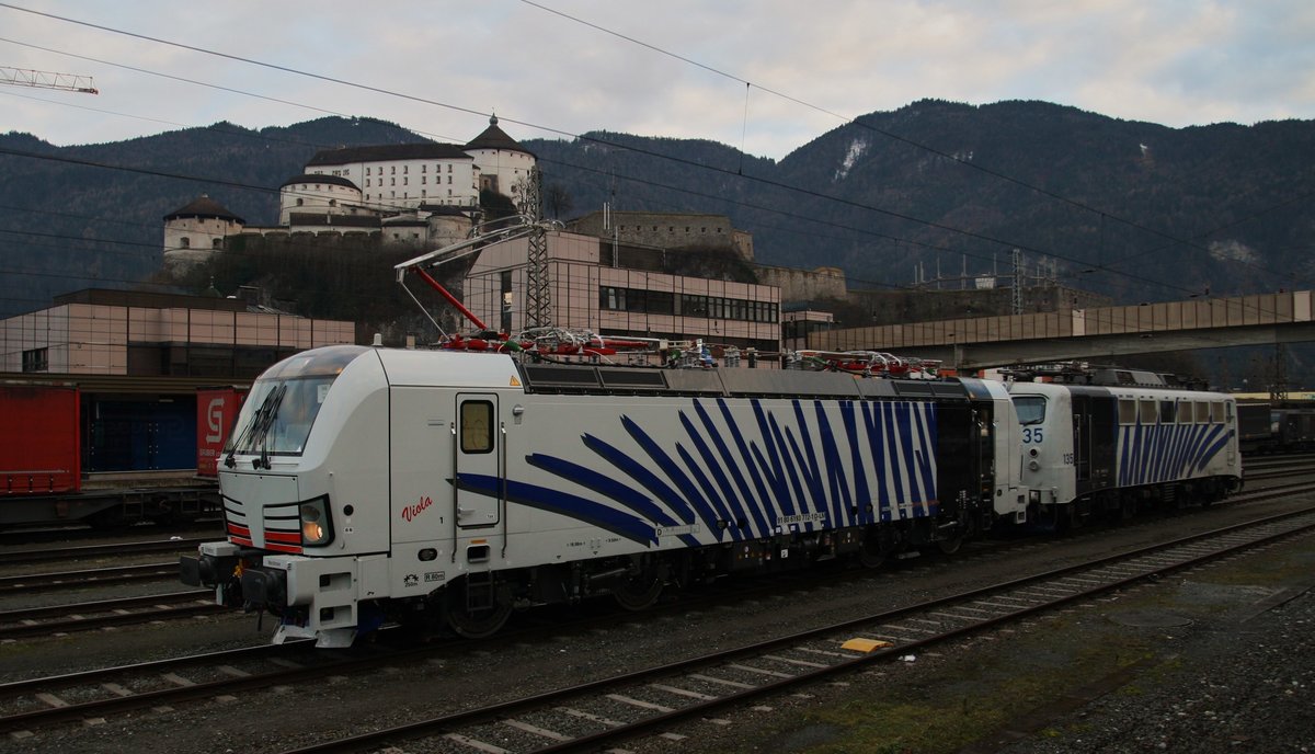 Die neue Vectron 193 772-1  Viola  von Lokomotion steht am 14.12.2016 mit 139 135-8 im Bahnhof Kufstein. Sie kamen als Lokzug vom Brenner. Im Hintergrund die Festung Kufstein.